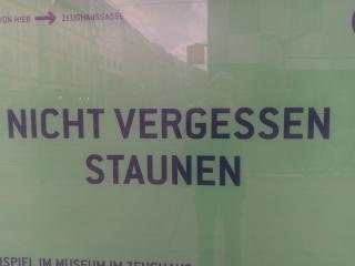 Ein Plakatausschnitt mit dem Schriftzug 