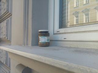 Bild eines Glases Fisolensalat an auf einem Fensterbrett