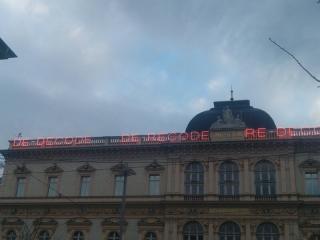 Bild des Ferdinandeums mit Installation De-Decode-De-Recode-Installation