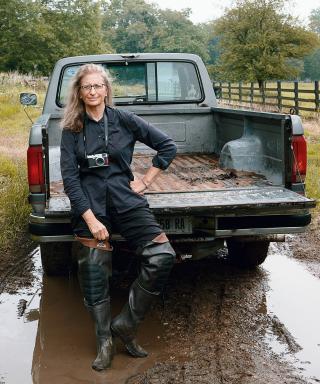 Annie Leibovitz auf der Tragfläche eines Pickups sitzend