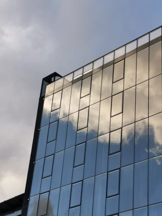 Bild der Sparkasse vor grauem Himmel
