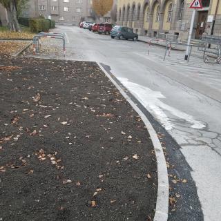 Ein Beet neben einer Straße in dem nichts angepflanzt ist.